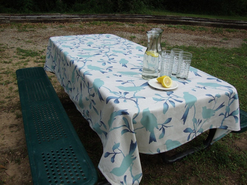 Tablecloth cotton, pretty Robin design. Perfect for all your summer outings with family and friends. Fits perfectly 6-ft picnic table.