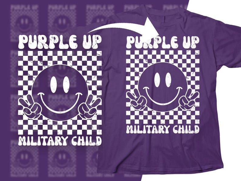 Op de afbeelding: Paars T-shirt met een wit geruit patroon en een smiley met vredestekens. De tekst "Purple Up Military Child" is op het shirt gedrukt.
