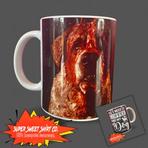 Puede incluir: Taza de café de cerámica blanca con la cara de un perro marrón en un lado y el texto "ALL I NEED IS COFFEE AND MY DOG" en el otro. La taza forma parte de un conjunto que incluye una camiseta a juego con temática de perros.