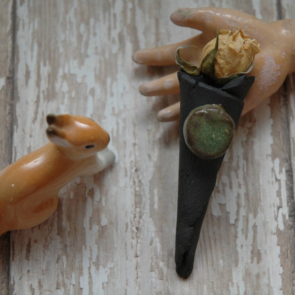 Broche miniature de cône de fleur | Point vert | Visage de lune | Chocolat Stoneware | Rustique Mens Boutonnière | Art portable | Diffuseur Bijoux