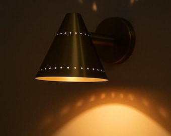 Aplique de pared cónico italiano de mediados de siglo con acabado en latón crudo