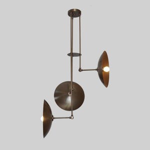 Lampadario Sputnik a tre luci con paralume in ottone, finitura in ottone anticato, moderno, in ottone grezzo.