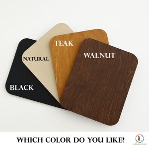 Puede incluir: Muestra de cuatro muestras de madera en colores negro, natural, teca y nogal. Cada muestra est&aacute; etiquetada con su nombre de color. La imagen tambi&eacute;n incluye el texto "&iquest;QU&Eacute; COLOR TE GUSTA?"