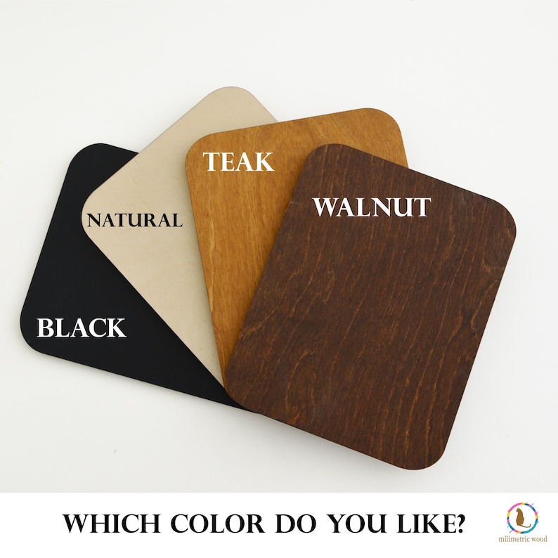 Puede incluir: Muestra de cuatro muestras de madera en colores negro, natural, teca y nogal. Cada muestra est&aacute; etiquetada con su nombre de color. La imagen tambi&eacute;n incluye el texto "&iquest;QU&Eacute; COLOR TE GUSTA?"
