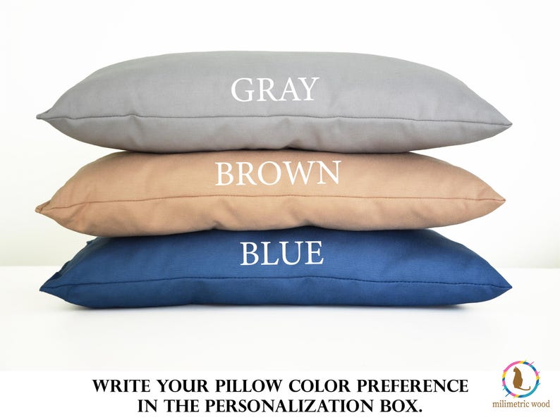 Puede incluir: Tres almohadas rectangulares apiladas. La almohada superior es gris, la almohada del medio es marr&oacute;n y la almohada inferior es azul. El texto de la imagen dice "GRAY", "BROWN" y "BLUE". El texto en la parte inferior dice "WRITE YOUR PILLOW COLOR PREFERENCE IN THE PERSONALIZATION BOX."