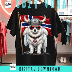Può includere: Una t-shirt nera con la grafica di un cane bianco dal pelo folto che indossa un elmo vichingo con corna, occhiali da sole con il motivo della bandiera norvegese e un collare con un ciondolo circolare della bandiera norvegese davanti a una bandiera.