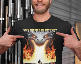 Könnte beinhalten: Schwarzes T-Shirt mit einem Drachendesign, Flammen und dem Text "WHY HERPERS DID NOT EXIST IN MEDIEVAL TIMES". Der Drache hat leuchtende Augen und ist vor einem schwarzen Hintergrund platziert.