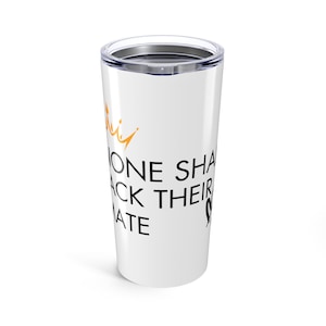 Può includere: Un bicchiere termico in acciaio inossidabile bianco con un design nero e arancione. Il bicchiere ha un coperchio nero e una grafica di corona nera e arancione. Il testo sul bicchiere dice "Nessuno dovrebbe dover sostenere il proprio partner".
