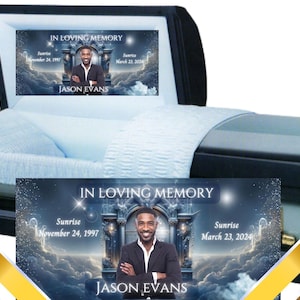 Può includere: Una bara blu con fodera bianca e uno stendardo commemorativo stampato. Lo stendardo presenta una foto di un uomo con il testo "In Loving Memory" e "Jason Evans". Lo stendardo include anche le date "Sunrise November 24, 1997" e "Sunrise March 23, 2024".