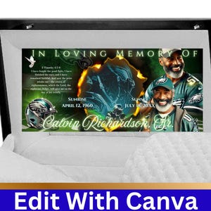 Può includere: Una bara nera con fodera bianca e una foto incorniciata di un omaggio commemorativo. La foto presenta uno sfondo verde e nero con un casco da football, una colomba e una citazione. Il testo della foto recita "In memoria affettuosa di" e "Catoin Richardson Jr."