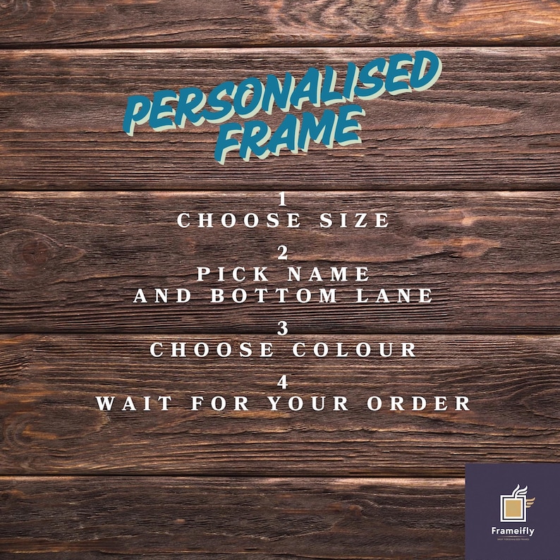 Puede incluir: Fondo de madera con el texto "PERSONALISED FRAME" en azul y blanco. Debajo, pasos numerados gu&iacute;an al cliente: Elegir tama&ntilde;o, elegir nombre, elegir color y esperar el pedido. El logotipo de Frameifly est&aacute; en la parte inferior derecha.