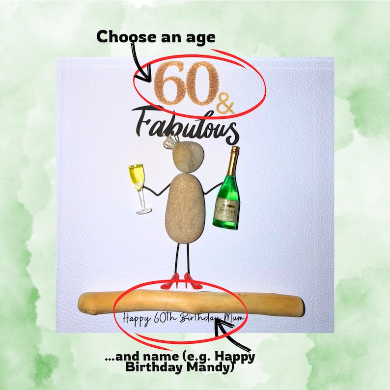 Puede incluir: Tarjeta de cumplea&ntilde;os hecha a mano con una figura de arte de guijarros que sostiene una botella de champ&aacute;n y una copa de vino. La tarjeta dice "60 & Fabulous" y "Feliz 60 cumplea&ntilde;os Mam&aacute;". El n&uacute;mero "60" es de purpurina dorada.