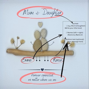 Puede incluir: Una obra de arte en guijarros enmarcada con el texto "Mum & Daughter" y "Forever connected no matter where we are". La obra presenta figuras de guijarros, los nombres "Emma" y "Karen", y elementos decorativos sobre una rama de madera.