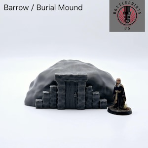 Puede incluir: Un modelo impreso en 3D gris de un túmulo con una entrada de puerta de piedra. El túmulo es una pieza de terreno de juego de mesa popular.