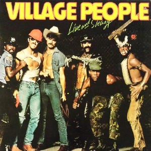 Könnte beinhalten: Albumcover für Village People's "Live and Sleazy". Das Cover zeigt die Bandmitglieder in verschiedenen Kostümen, darunter ein Polizist, Bauarbeiter, Cowboy, Biker, Soldat und Indianer. Der Bandname ist gelb, der Albumtitel grün.