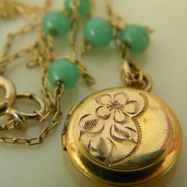 ViNTaGe 1940s GOLD LOCKET NeCKLaCe FLoWeR ENGRaVeD GReeN JaDe SPRiNG TiMe CoLLeCTioN