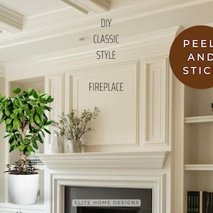 Puede incluir: Una chimenea blanca con una repisa blanca y un hogar negro. El texto "DIY CLASSIC STYLE FIREPLACE" está escrito sobre la repisa. El texto "PEEL AND STICK" está escrito en un círculo marrón en el lado derecho de la imagen. Una planta en maceta está en el lado izquierdo de la imagen.