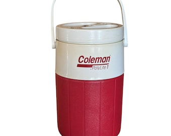 Puede incluir: Una nevera portátil Coleman PolyLite 1 roja y blanca con cuerpo cilíndrico de estrías verticales, tapa blanca y asa abatible blanca. El nombre de la marca Coleman y el modelo PolyLite 1 están impresos en rojo en la sección superior blanca.
