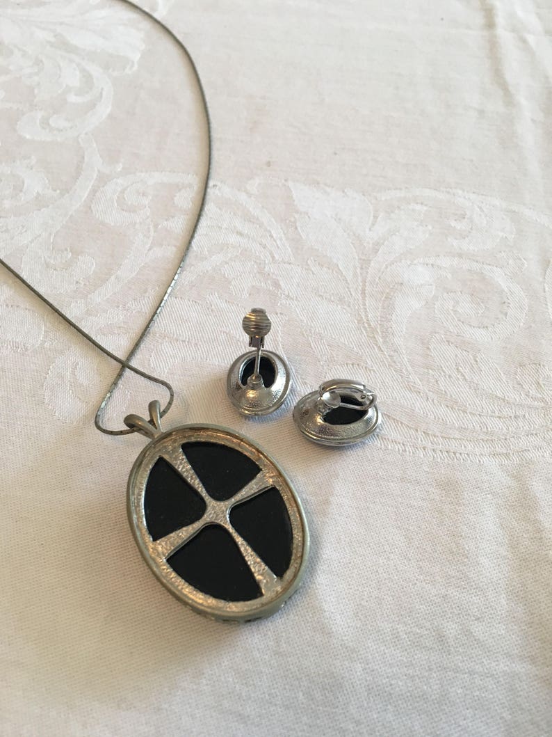 Vintage cameo necklace and earring set blue and white luster white pealized silver finish frame and chain teal blue