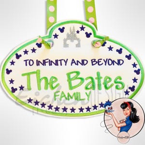 Puede incluir: Letrero familiar ovalado con borde verde, con el texto "TO INFINITY AND BEYOND" y "The Bates FAMILY". Decorado con estrellas, siluetas de Mickey Mouse y un castillo. Incluye cinta verde con lunares para colgar.