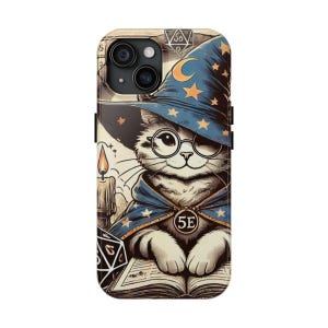 Puede incluir: Funda de teléfono con una ilustración de fantasía de un gato mago. El gato lleva un sombrero de mago azul con estrellas y una luna creciente, y gafas redondas. Una vela, dados y un libro también están en la imagen.