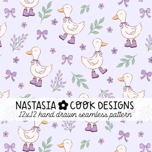 Puede incluir: Patrón sin costuras con patos de dibujos animados con botas y lazos morados, junto con ramitas y flores sobre un fondo lila claro. El texto "NASTASIA COOK DESIGNS 12x12 hand drawn seamless pattern" está en la parte inferior.