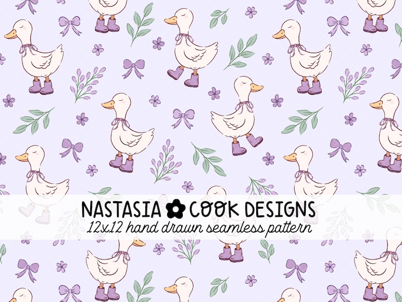 Puede incluir: Patr&oacute;n sin costuras con patos de dibujos animados con botas y lazos morados, junto con ramitas y flores sobre un fondo lila claro. El texto "NASTASIA COOK DESIGNS 12x12 hand drawn seamless pattern" est&aacute; en la parte inferior.