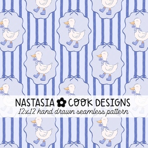 Peut inclure: Motif répété de canards de dessin animé avec des bottes et des nœuds bleus, sur un fond à rayures bleues et blanches. Les canards sont enfermés dans des cadres festonnés. Le texte "NASTASIA COOK DESIGNS 12x12 hand drawn seamless pattern" est affiché.