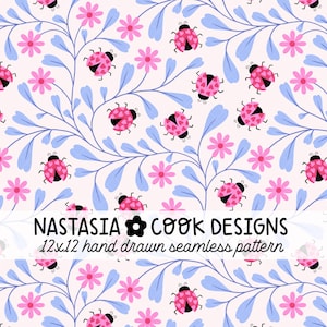 Könnte beinhalten: Nahtloses Muster mit rosa Marienkäfern, rosa Blumen und blauen Blättern auf hellrosa Hintergrund. Der Text "NASTASIA COOK DESIGNS" und "12x12 hand drawn seamless pattern" sind enthalten.