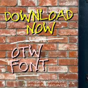 Può includere: Un muro di mattoni con il testo "DOWNLOAD NOW" in vernice gialla e "OTW FONT" in vernice rosa. Il testo "ABCDEFGHIJKLMNOPQRSTUVWXYZ" è scritto in nero nella parte inferiore dell'immagine.