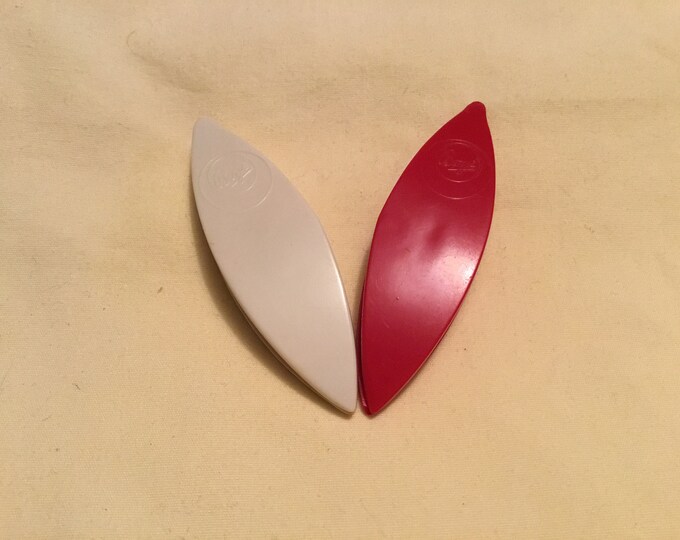 2 Vintage Plastic BOYE Tatting Shuttle Shuttles Red and White Tat