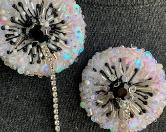 Handgemachte perlenbesetzte Pusteblumen Brosche - Elegante Anstecknadel in Weiß & Schwarz
