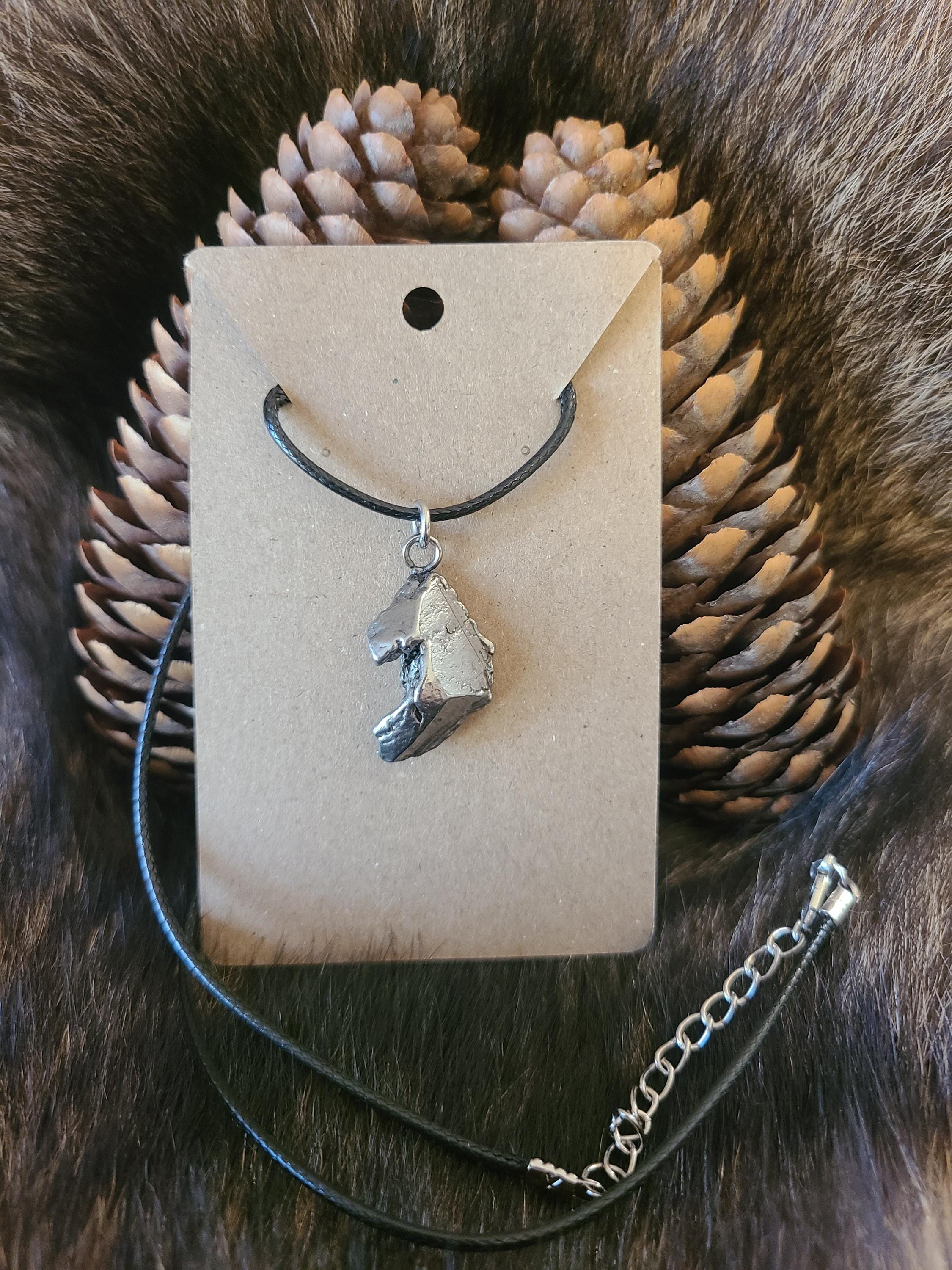 Collier à pendentif météorite