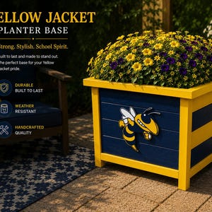 Pode incluir: Uma base de plantador amarela e azul marinho com o texto "YELLOW JACKET PLANTER BASE". O plantador apresenta um logotipo de abelha amarela e preta e é preenchido com flores amarelas e roxas. O plantador é feito à mão e resistente às intempéries.