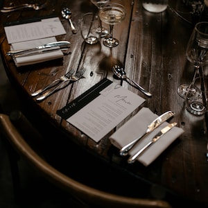 Cardápio de casamento, nome do lugar e cartão de conversa - estilo flat lay. Estilo simples, preto e branco