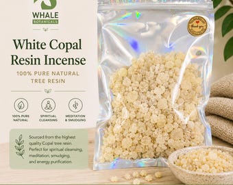 Può includere: Una confezione di incenso alla resina di copale bianco di Whale Botanicals. La busta trasparente e iridescente contiene pezzi di resina di colore chiaro. Il testo sulla confezione recita "100% Pure Natural Tree Resin". Davanti alla busta c'è una piccola ciotola di resina.
