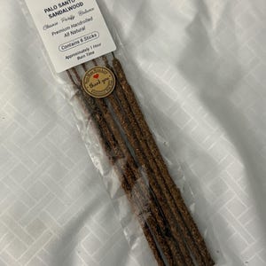 Bâtonnets de résine Palo Santo et bois de santal : encens roulés à la main (paquet de 6)