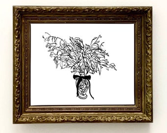 Könnte beinhalten: Eine Schwarzweiß-Zeichnung eines Blumenstraußes in einer Vase mit einem schwarzen Band. Die Zeichnung ist in einem goldenen Rahmen gerahmt.