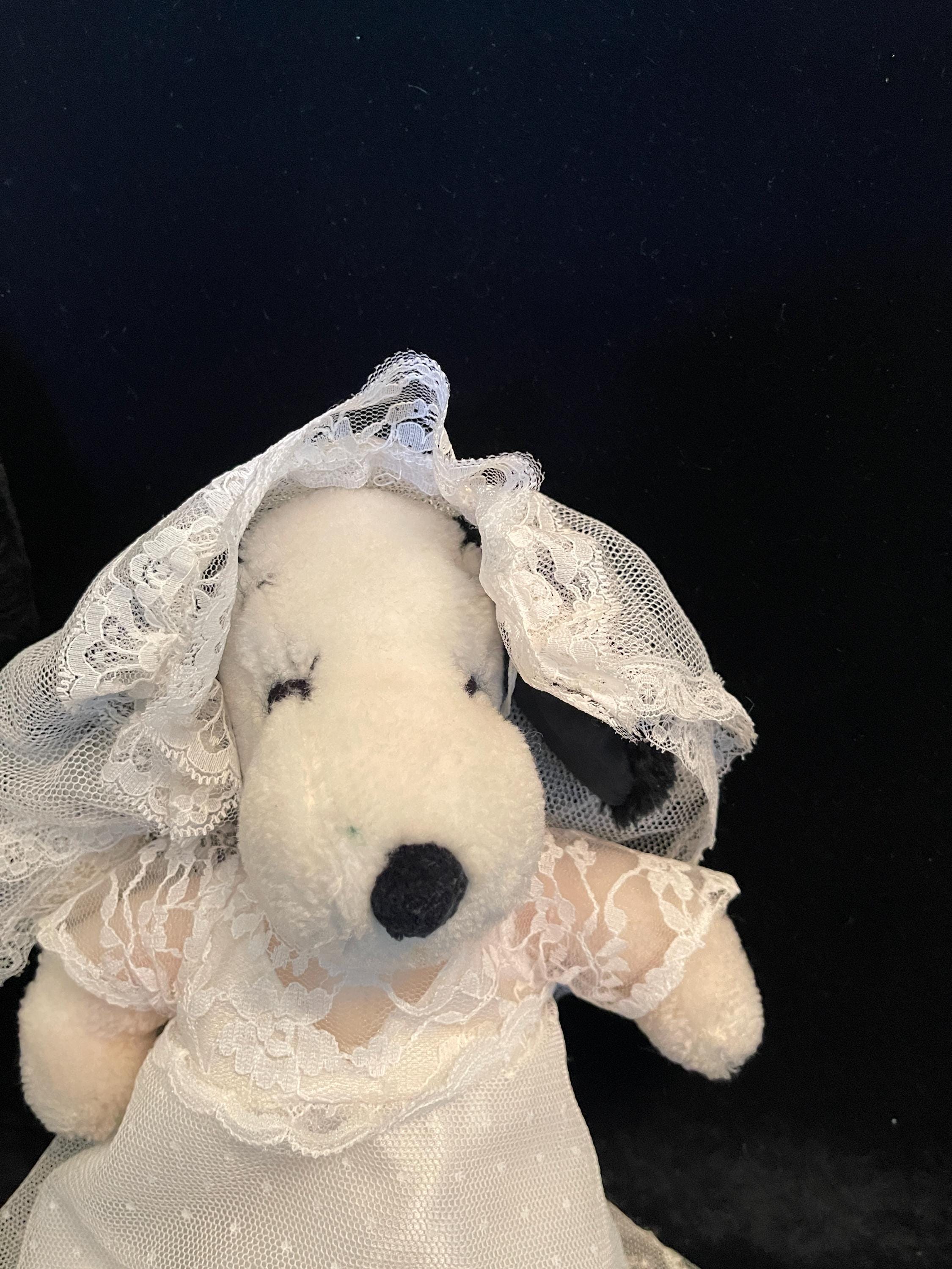 Vintage Snoopy and Belle Wedding Dolls: 1968 Peanuts Collectible
