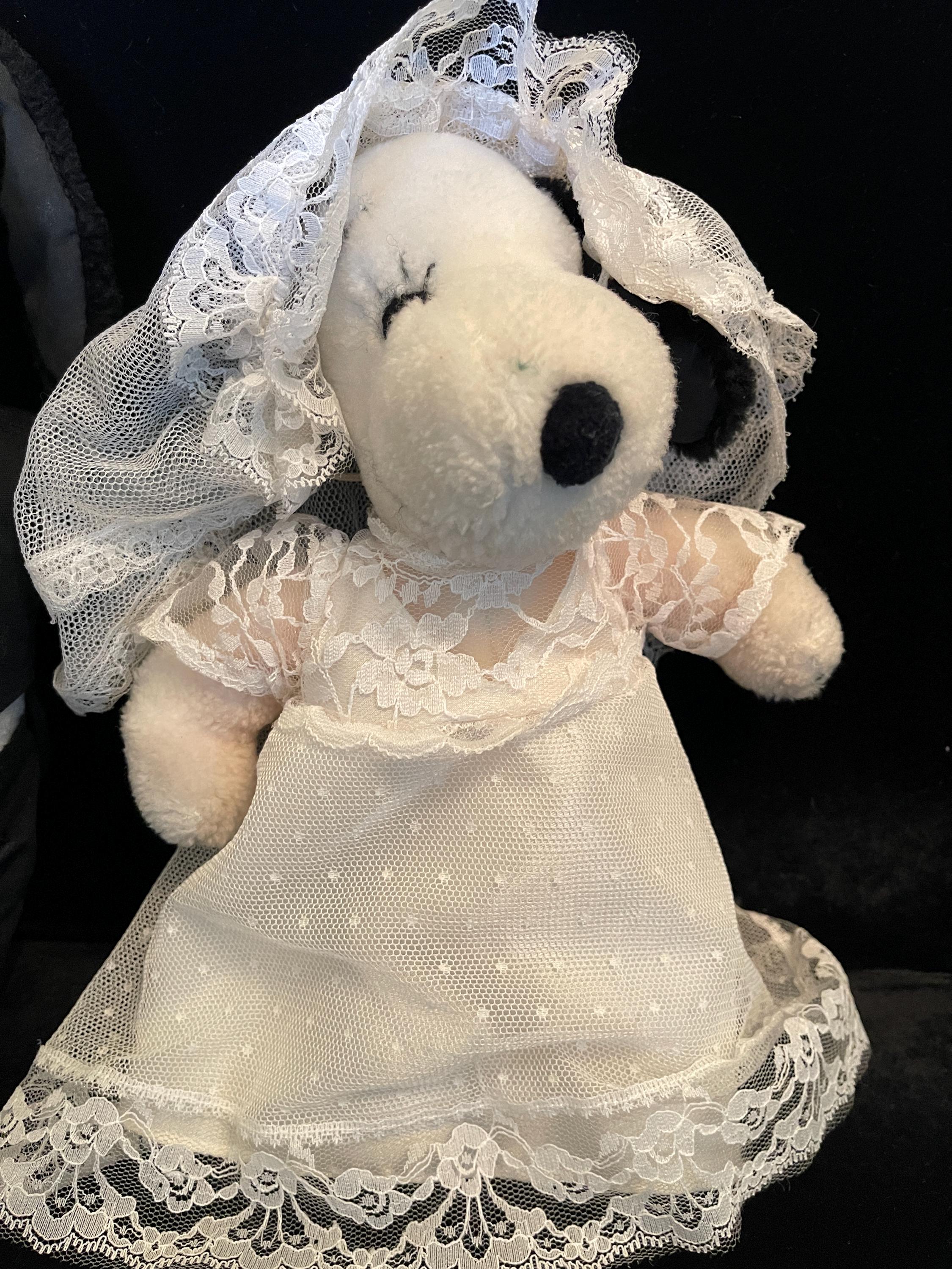 Vintage Snoopy and Belle Wedding Dolls: 1968 Peanuts Collectible