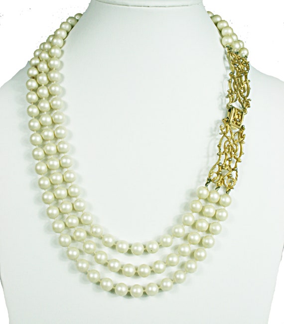 ◇VINTAGE HOLLYWOOD◇ [Hyerin PICK]Classic Pearl Necklace_VH Elegant Vintage Glass Pearl Necklace With Gold Tone Box