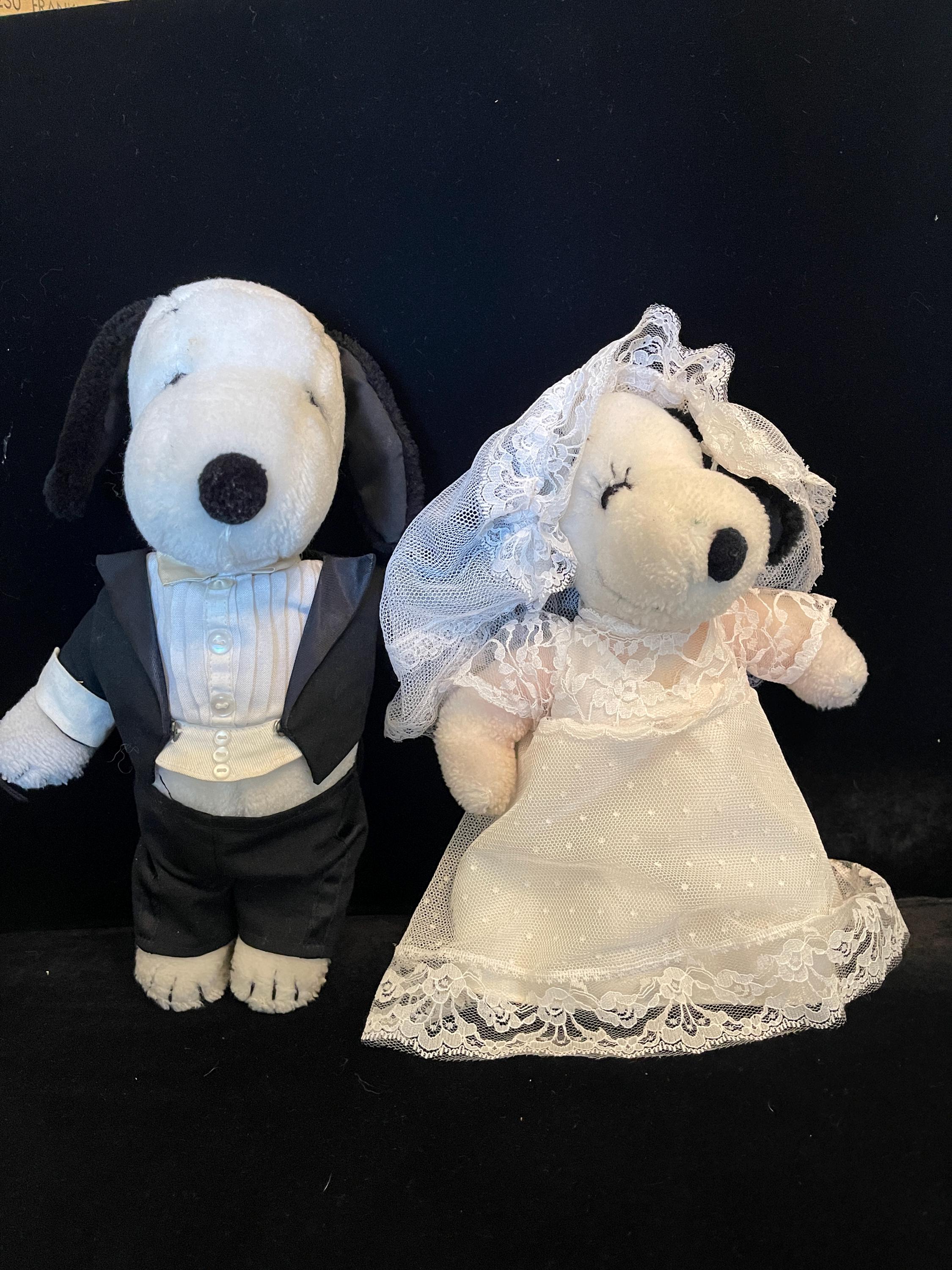 Vintage Snoopy and Belle Wedding Dolls: 1968 Peanuts Collectible