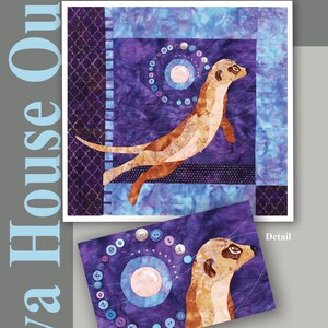 Pode incluir: Um painel de parede acolchoado com um suricato em pé sobre suas patas traseiras com uma lua atrás. O suricato é feito de tecido e tem uma cor marrom e bege. A lua é de cor rosa claro com um círculo azul ao redor. O fundo é de cor roxa e azul com um padrão de pequenos círculos. O título "Moon Over Meerkat" está no topo da imagem. O texto "21" Appliquéd & Quilted Wall Hanging" está abaixo do título. O texto "Java House Quilts" está na parte inferior da imagem. O texto "Designer Karen Brow-Meier" está abaixo do título. O texto "javahousequilts.com" está abaixo do nome do designer.