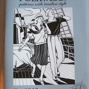 Pode incluir: Ilustração em preto e branco de duas pessoas vestindo roupas de marinheiro em pé no convés de um navio. A ilustração é de um padrão de costura vintage para "Two Middies" da Folkwear, padrão número 211.