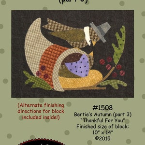 Könnte beinhalten: Ein Stoffkunstwerk mit dem Titel "Bertie's Autumn (Teil 3)" zeigt ein skurriles Design. Es beinhaltet einen Vogel mit Hut, ein Füllhorn und Blätter. Die fertige Blockgröße beträgt 25,4 cm x 35,6 cm.