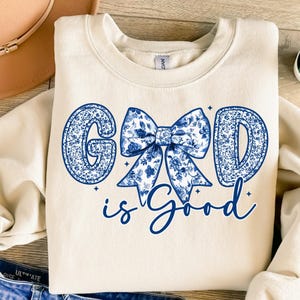 Dios es bueno, chinoiserie azul PNG, lazo coqueto PNG, flores religiosas digitales, clipart imprimible, camiseta cristiana con letras de Toile College png