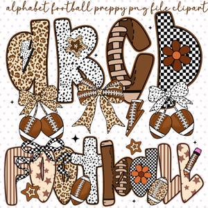 Puede incluir: Clipart de archivo PNG preppy de fútbol del alfabeto. La imagen presenta las letras A, B, C, D, F, O, O, T, B, A, L y L, cada una con un diseño único. Las letras están decoradas con balones de fútbol, lazos, estrellas y rayos. La paleta de colores incluye marrón, blanco y beige.