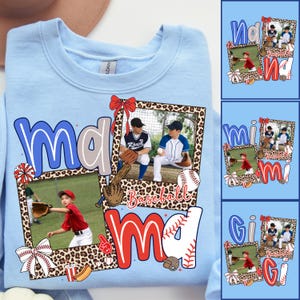 Può includere: Felpa azzurra con un design a tema baseball. Il design include le parole "Baseball Ma" in rosso e bianco, foto incorniciate di giocatori di baseball e grafica a tema baseball. La felpa ha uno scollo tondo.