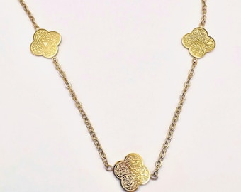 Sabr صبر, Shukr شكر, Tawkul توكل, Colgante de tréboles de cuatro hojas - Tres tréboles chapados en oro de 18 quilates