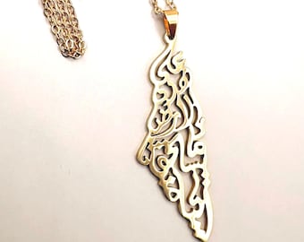 Collar palestino على هذه الأرض ما يستحق الحياة Caligrafía árabe